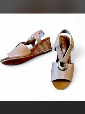 Neutral Comfort Wedge Sandals Metallic Detail Open Toe Size 38/ 7.5